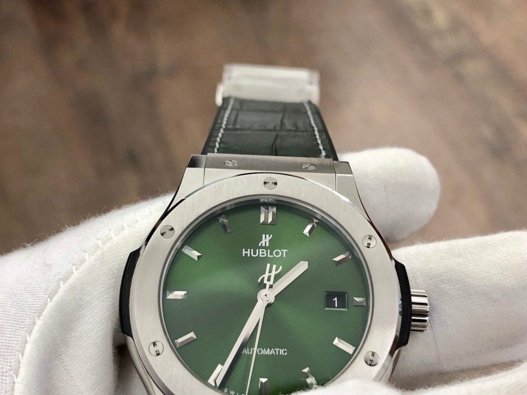 Chiêm ngưỡng vẻ đẹp lạ mắt của đồng hồ Hublot Fake 1 Classic Fusion Titanium Xanh Lá