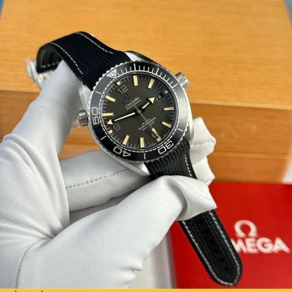 Đồng hồ Omega Seamaster Planet Ocean 600M mặt đen