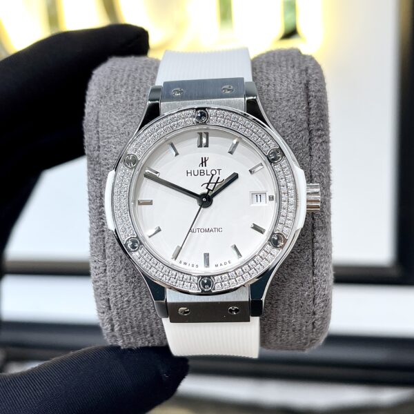 Đồng Hồ Hublot Classic Fusion Viền Kim Cương Moissanite White Size 38mm Siêu Cấp