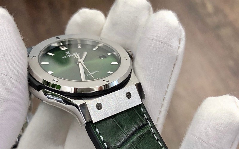 Classic Fusion Titanium Green có khung vỏ là chất liệu titanium